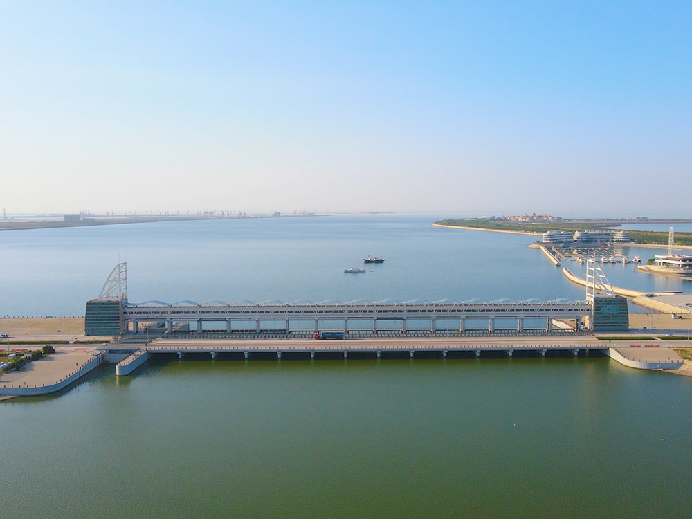 濰坊白浪河防潮閘：建于入?？诜凵迟|(zhì)海岸潮下帶，與船閘共用邊墩，